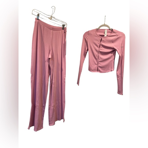 NWT Alo Yoga dreamlight pants and long sleeve top set CANDY HEART PINK Size S - Picture 2 of 5